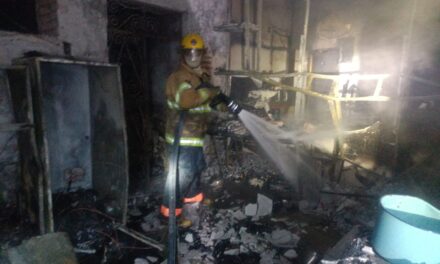 ¡BOMBEROS ATIENDEN INCENDIO EN LOCAL DE TECUALA Y EVITAN MAYOR RIESGO!