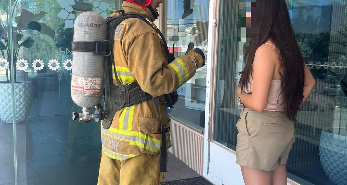 BOMBEROS ATIENDEN CORTO CIRCUITO EN NEGOCIO DE BAHÍA DE BANDERAS