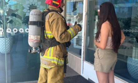 BOMBEROS ATIENDEN CORTO CIRCUITO EN NEGOCIO DE BAHÍA DE BANDERAS