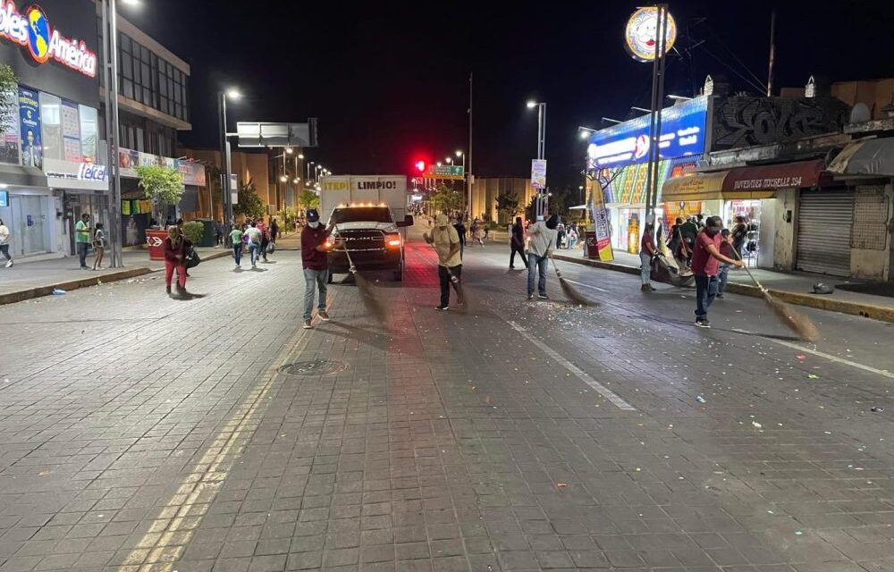TRABAJO EN EQUIPO EN TEPIC: CALLES LIMPIAS TRAS EL DESFILE