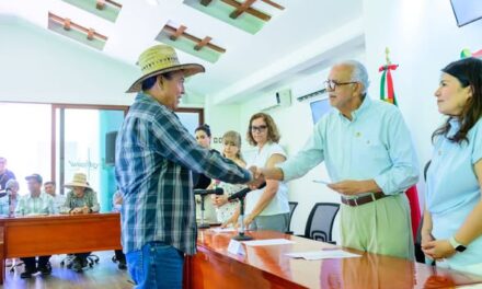 Miguel Ángel Navarro entrega apoyos a productores de frijol de Tuxpan