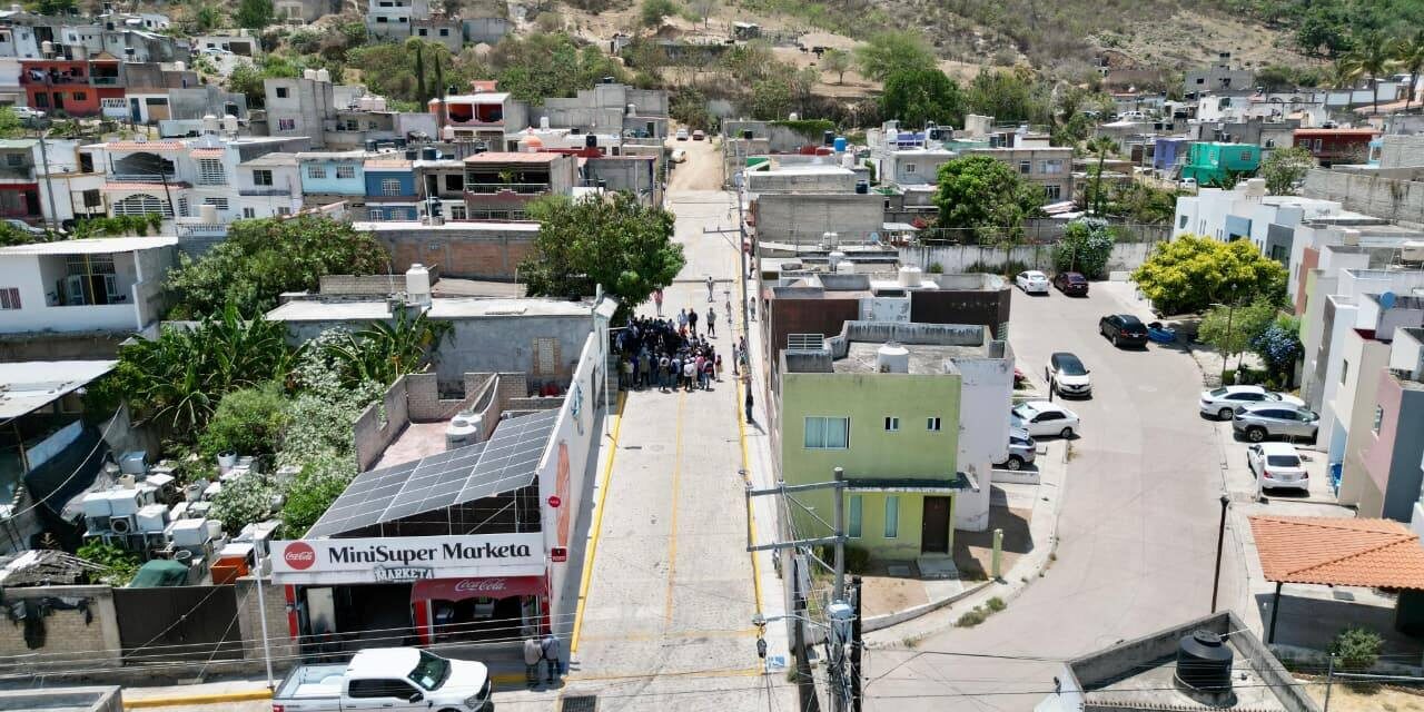 Entregan Miguel Ángel Navarro y Beatriz Estrada rehabilitación de calle en Tepic