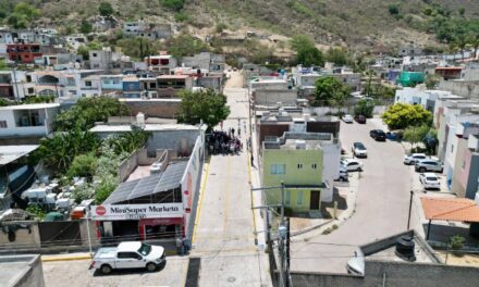 Entregan Miguel Ángel Navarro y Beatriz Estrada rehabilitación de calle en Tepic