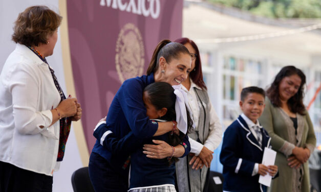 Presidenta entrega tarjetas de la Beca Rita Cetina de uniformes y útiles