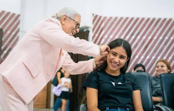 Beatriz Estrada transforma vidas con entrega de aparatos auditivos