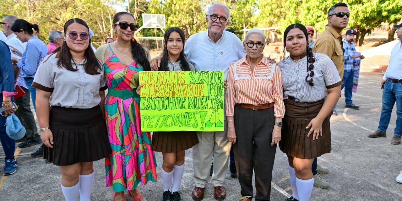 Miguel Ángel Navarro y Beatriz Estrada anuncian más obras y apoyos para secundaria de Navarrete