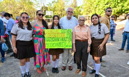 Miguel Ángel Navarro y Beatriz Estrada anuncian más obras y apoyos para secundaria de Navarrete