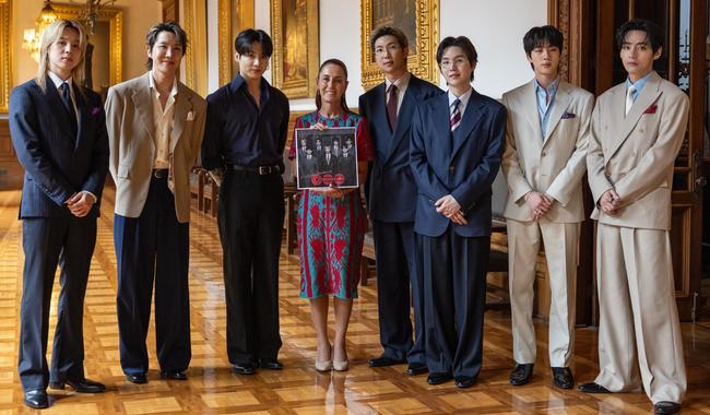 Presidenta Claudia Sheinbaum recibe a BTS en Palacio Nacional