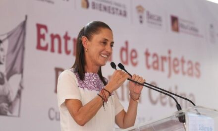 En Tabasco, Presidenta Claudia Sheinbaum entrega tarjetas de la Beca Rita Cetina para Uniformes y Útiles a estudiantes de primaria
