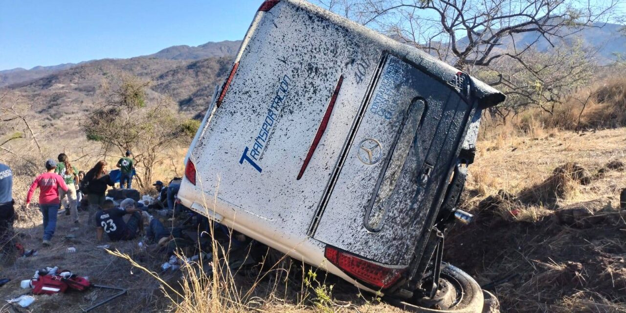 Gobierno de Nayarit activa atención integral tras accidente en Amatlán de Cañas; lesionados son trasladados a hospitales de Jalisco y Tepic