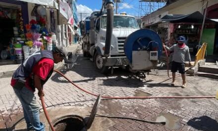 ¡OROMAPAS REALIZA MANTENIMIENTO AL DRENAJE DEL MERCADO MUNICIPAL!