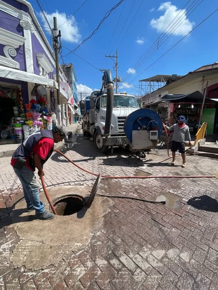 ¡OROMAPAS REALIZA MANTENIMIENTO AL DRENAJE DEL MERCADO MUNICIPAL!