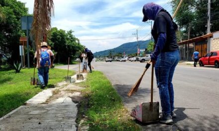 ¡BRIGADAS DE ASEO PÚBLICO LIMPIAN LA CALLE HIDALGO EN XALISCO!