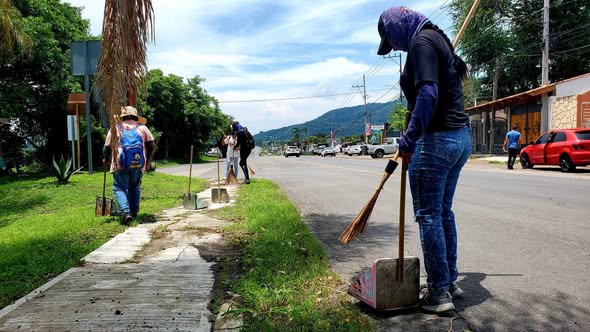 ¡BRIGADAS DE ASEO PÚBLICO LIMPIAN LA CALLE HIDALGO EN XALISCO!