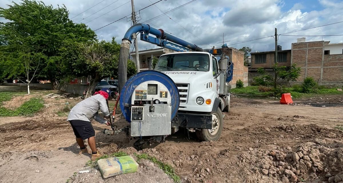 ¡REALIZAN DESAZOLVE Y LIMPIEZA DE DRENAJE EN LAS CALLES NICARAGUA Y TAMAULIPAS!