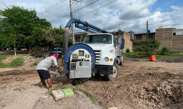 ¡REALIZAN DESAZOLVE Y LIMPIEZA DE DRENAJE EN LAS CALLES NICARAGUA Y TAMAULIPAS!