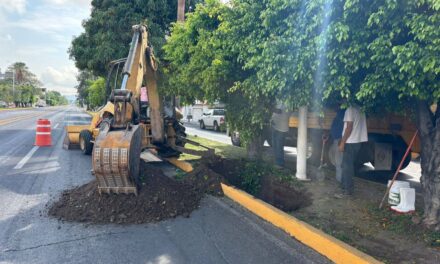 ¡REPARAN FUGA DE AGUA EN EL BULEVAR TEPIC–XALISCO PARA MEJORAR EL SERVICIO!