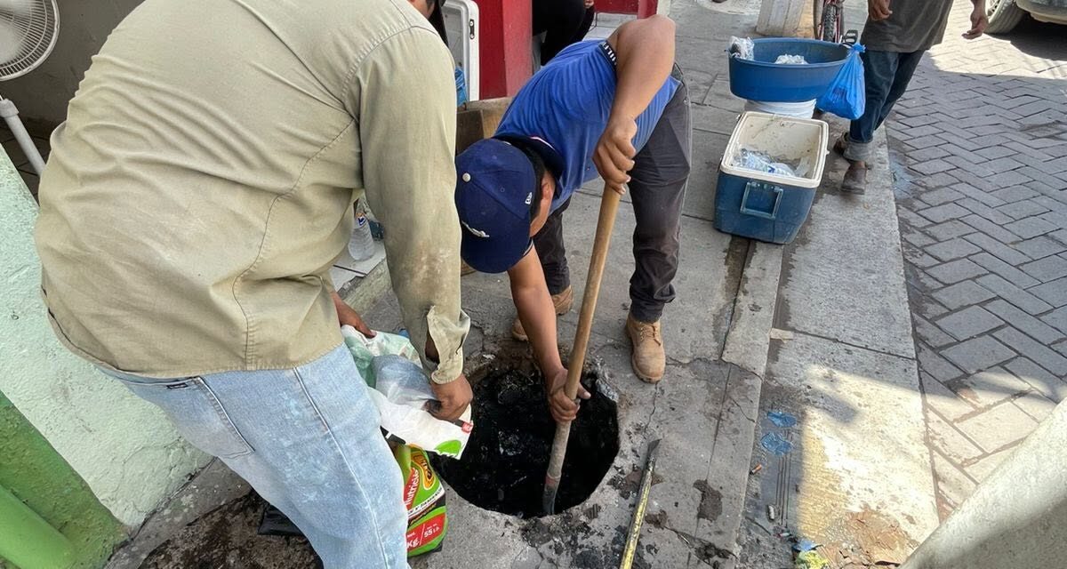 ¡REALIZAN MANTENIMIENTO AL DRENAJE EN LA CALLE MÉXICO PARA APOYAR A LA ZONA COMERCIAL!