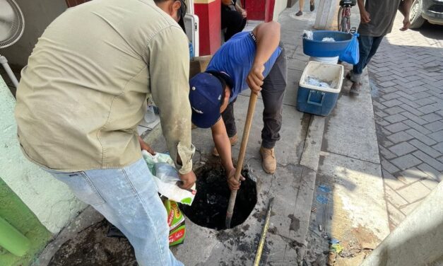¡REALIZAN MANTENIMIENTO AL DRENAJE EN LA CALLE MÉXICO PARA APOYAR A LA ZONA COMERCIAL!