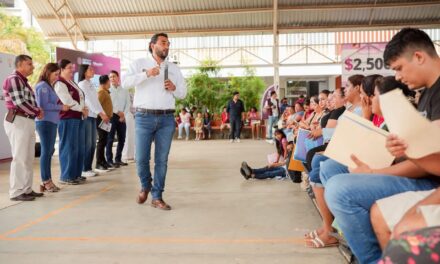 ¡ENTREGAN TARJETAS DE LA BECA UNIVERSAL “RITA CETINA”!