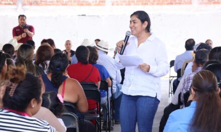 Elizabeth López Blanco encabeza asambleas informativas en San Pedro Lagunillas y Huajicori