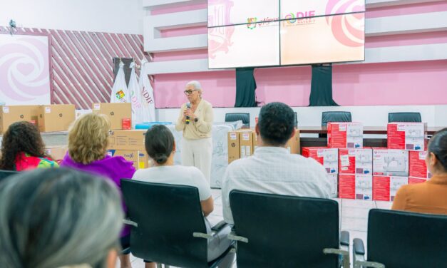 Beatriz Estrada Martínez entrega equipamiento para fortalecer la educación y el bienestar social en Nayarit