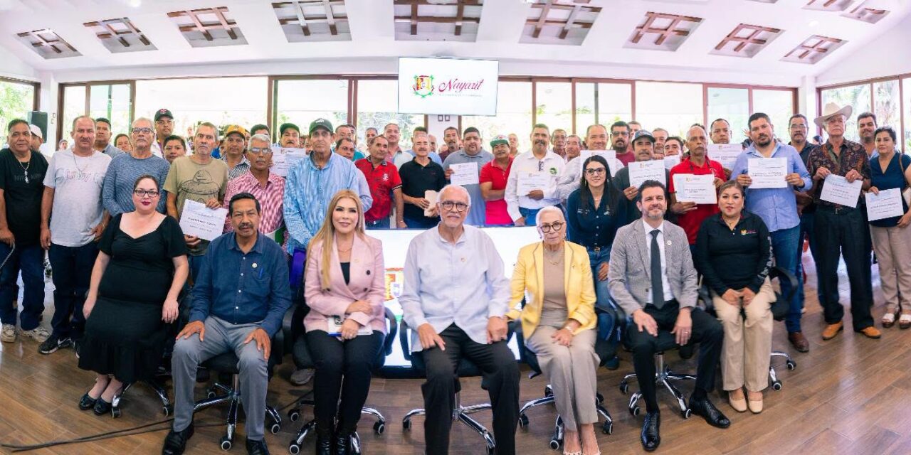 Miguel Ángel Navarro y Beatriz Estrada reconocen años de esfuerzo con entrega de concesiones y créditos