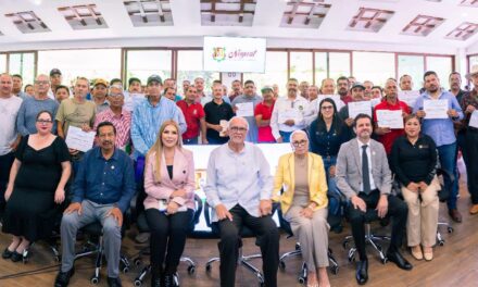Miguel Ángel Navarro y Beatriz Estrada reconocen años de esfuerzo con entrega de concesiones y créditos