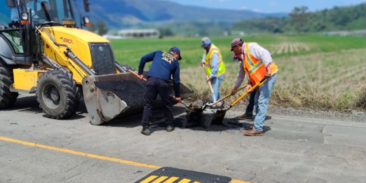 ¡JALA TRABAJA POR UN MUNICIPIO MÁS SEGURO! REALIZAN LIMPIEZA, PODA Y BACHEO EN ACCESOS PRINCIPALES