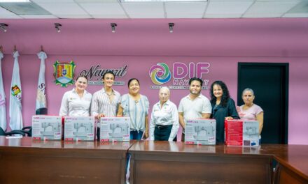 Beatriz Estrada impulsa el emprendimiento con la entrega de máquinas de coser