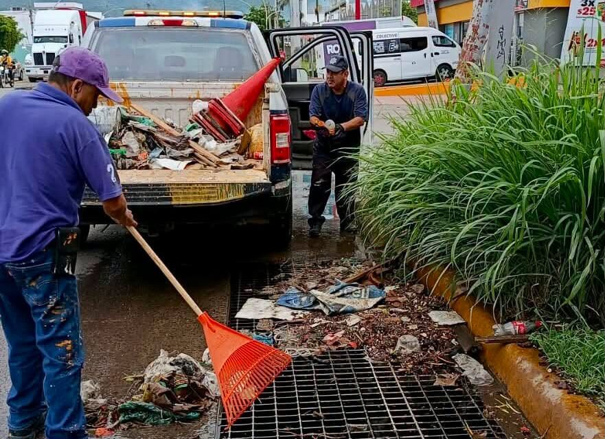 ¡MANTENER LAS ALCANTARILLAS LIMPIAS ES TAREA DE TODOS! EVITA TIRAR BASURA Y PREVÉN INUNDACIONES