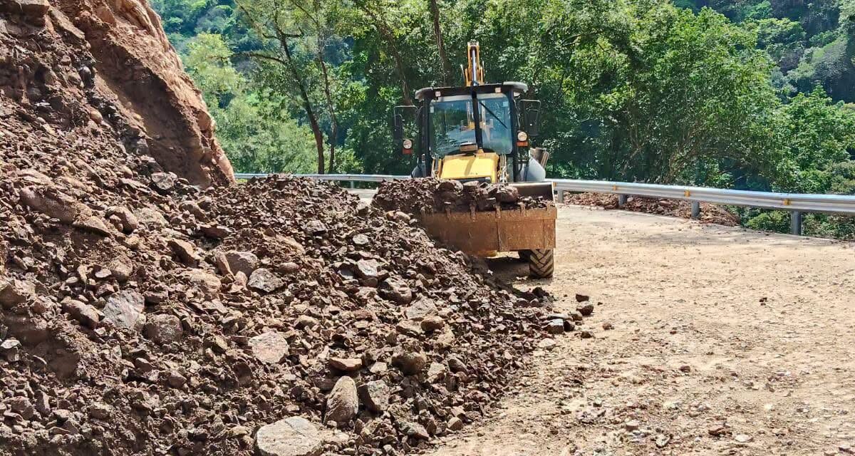¡CONTINÚAN LOS TRABAJOS TRAS EL DESLAVE EN EL CAMINO A PALAPITAS!