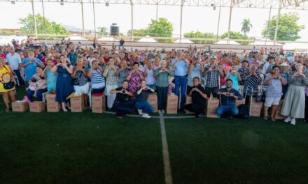 ¡BEATRIZ ESTRADA LLEVA JUSTICIA SOCIAL A LAS FAMILIAS DE ACAPONETA!