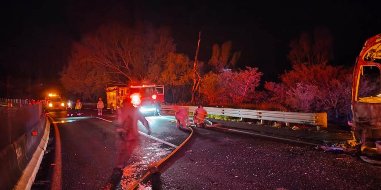 ¡BOMBEROS ESTATALES SOFOCAN INCENDIO DE AUTOBÚS EN LA 15D!