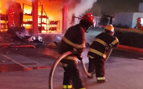 ¡BOMBEROS DE BAHÍA DE BANDERAS CONTROLAN INCENDIO EN LA CRUZ DE HUANACAXTLE!