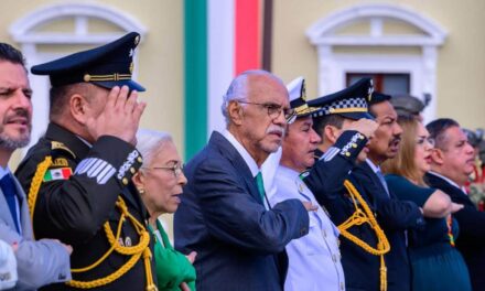 MIGUEL ÁNGEL NAVARRO Y BEATRIZ ESTRADA HONRAN LOS SÍMBOLOS PATRIOS