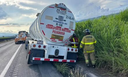 ¡BOMBEROS ATIENDEN VOLCADURA EN LA AUTOPISTA TEPIC–GUADALAJARA!