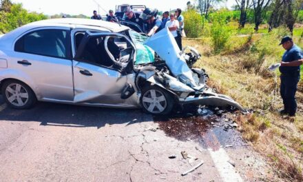 ¡BOMBEROS DE NAYARIT ATIENDEN HECHO DE TRÁNSITO EN LA CARRETERA FEDERAL 15!