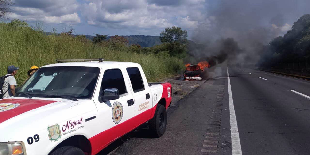 ¡BOMBEROS SOFOCAN INCENDIO DE VEHÍCULO EN LA GUADALAJARA-TEPIC!