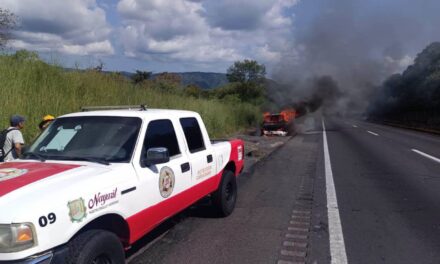 ¡BOMBEROS SOFOCAN INCENDIO DE VEHÍCULO EN LA GUADALAJARA-TEPIC!