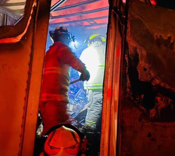 ¡BOMBEROS DE NAYARIT CONTROLAN INCENDIO DE CAMIÓN DE CARGA EN BUCERÍAS!